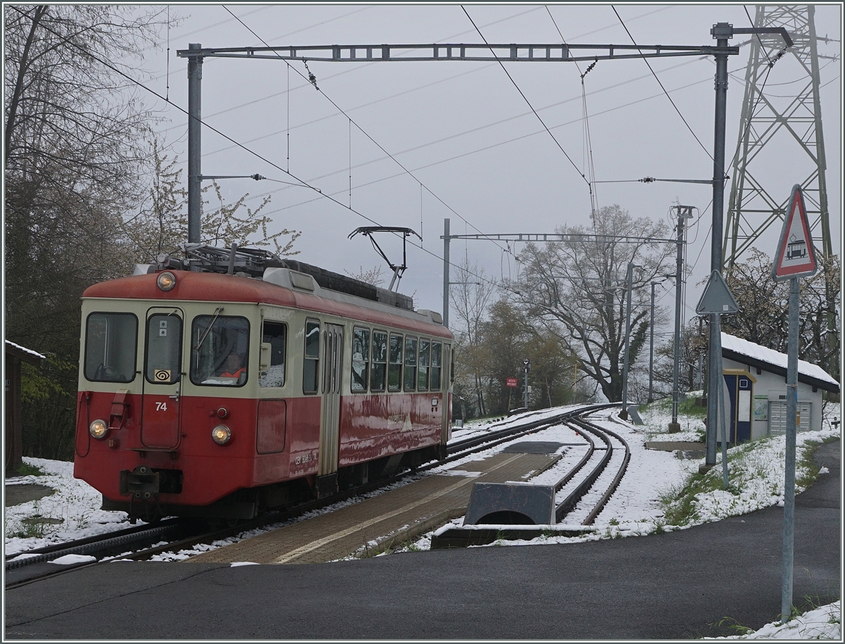 Der CEV BDeh 2/4 74 unterwegs Richtung Les Pléiades beim Halt in Fayaux.
1. Mai 2016