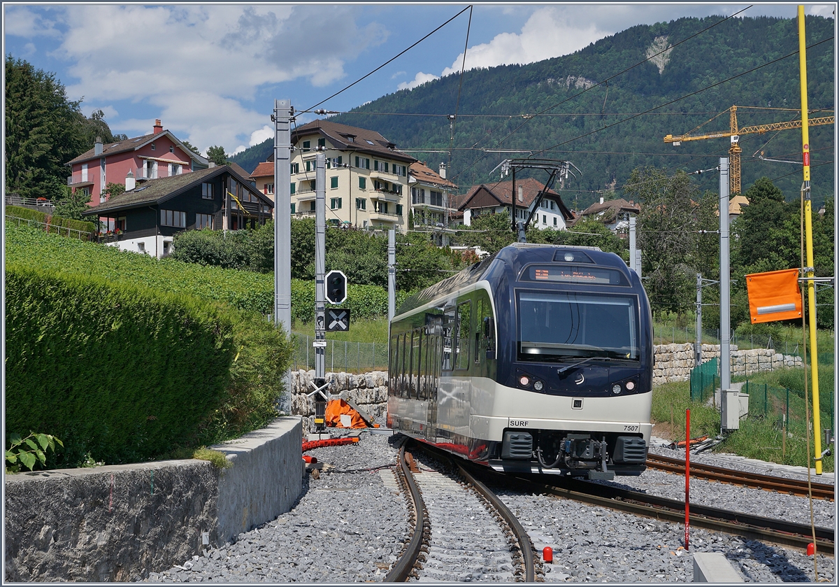 Der CEV MVR ABeh 2/6 7507 verlässt St-Légier Gare Richtung Blonay, intressanterweise ist die neue Weiche die zum aufwändig sanierten Abstellgleis führt noch immer nicht  angeschlossen .


7. Juli 2019