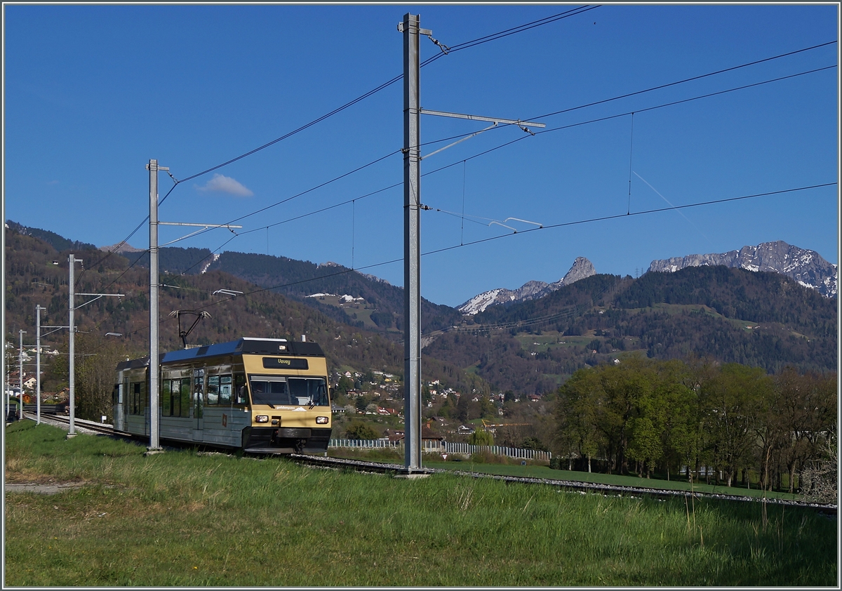 Der CEV/MVR GTW Be 2/6 7002  BLONAY  erreicht Chteau d'Hauteville.
Rechts im Bild sind der Dent de Jaman und die Rochers de Nayes zu sehen.
9. April 2014