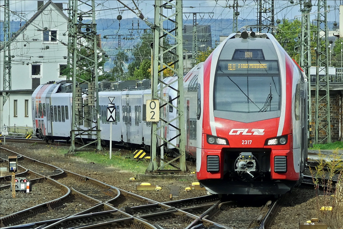 Der CFL KISS Z 2317 fhrt mit dem Swex 429 111 aus Trier in den Bahnhof von Koblenz ein, nach einem kurzen Stopp fhrt das Duo zurck in Richtung Trier. 02.10.2017 (Hans)