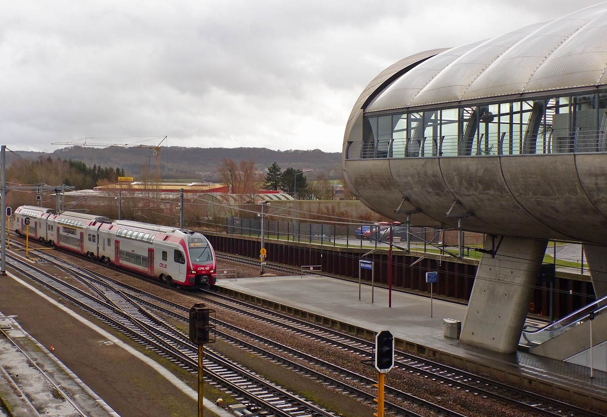 Der CFL Stadler KISS Z 2312 luft im Bahnhof von Belval Universit ein.  30.12.2017  (Jeanny)