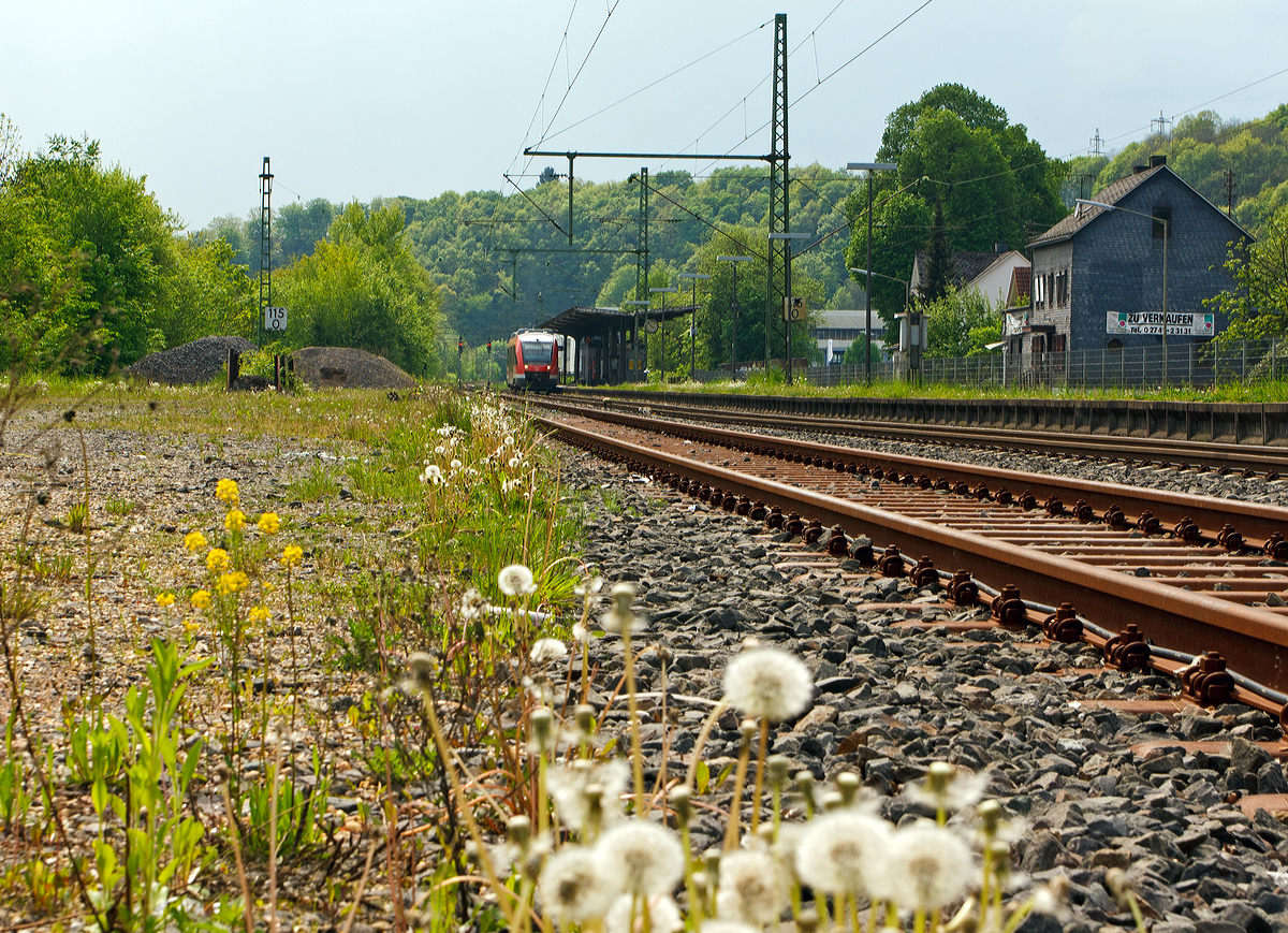 
Der Dieseltriebwagen 640 007-1 (95 80 0640 007-1 D-DB Abp) ein Alstom Coradia LINT 27 der DreiL�nderBahn als RB 95   Sieg-Dill-Bahn   (Au/Sieg - Siegen - Dillenburg), beim Halt am Hp Brachbach am 01.05.2014.