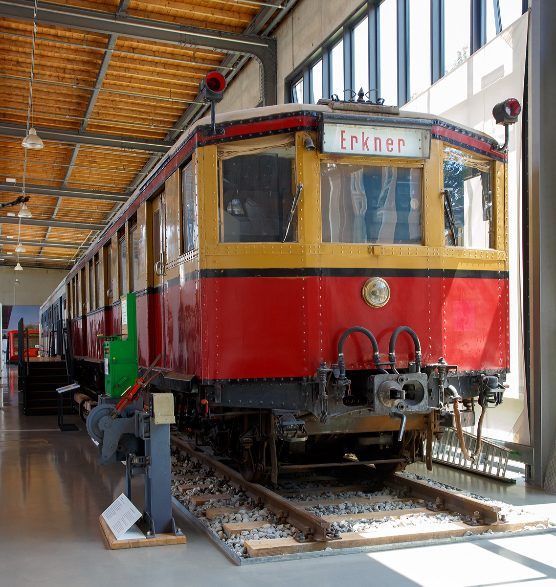 
Der ehemalige Berliner S-Bahn Triebwagen 275 625-2 (einer von vier Prototypen der Bauart Stadtbahn), ausgestellt im Verkehrszentrum des Deutschen Museums in München (Theresienhöhe), hier am 16.06.2018. Seit 2006 Leihgabe vom Verein Historische S-Bahn e.V., Berlin.

Der Triebwagen wurde 1927 von der WUMAG (Waggonbau Görlitz) gebaut.

Der Wagen hat die folgenden Fahrzeugnummern getragen:
1927 bis 1930 DRG elT 2187
1930 bis 1941 DRG (ab 1937 DR) elT 3110
1941  bis 1970 DR ET 165 040
1970 bis 1991 DR 275 625-2
1992 bis 1993 DR 475 161-6, war jedoch nie angeschrieben, da dieses bereits vorher abgestellt war. Umzeichnung erfolgte nur buchmäßig.

Als am 8. August 1924 der elektrische Betrieb auf der Vortortstrecke Bernau und im Folgejahr nach Oranienburg begann, suchte die Deutsche Reichsbahn-Gesellschaft (DRG) nach einem geeigneten Fahrzeugtyp für die geplante „Große Elektrisierung der Stadt-, Ring- und Vorortbahnen . Die Versuchszüge und die Bauart Bernau erwiesen sich schnell als wenig geeignet. Erst die Bauart Oranienburg brachte den Durchbruch: gleichlange Trieb- und Beiwagen, alle Achsen des Triebwagens waren angetrieben. Aus den vierzehn Herstellerfirmen wählte die DRG sechs aus, welche als Lieferkartell die Großserie fertigen sollte, die eine Weiterentwicklung der Bauart Oranienburg darstellte: leichtere Wagenkästen, bessere elektrische Ausrüstung. Der Probezug traf 1927 in Berlin ein, im selben Jahr begann die Serienfertigung. Bis 1931 wurden insgesamt 1276 Wagen geliefert. Bis heute ein Rekord! Die Wagen kamen von den Firmen in das neu errichtete Reichsbahnausbesserungswerk Berlin-Schöneweide und wurden dort von den Elektrofirmen AEG und Siemens (als Lieferantenkartell unter dem Namen Wasseg zusammengeschlossen) sowie Bergmann Electricitäts-Werke (BEW) und Maffei-Schwarzkopf-Werke (MSW), ebenfalls eine Liefergemeinschaft, ausgerüstet.

Mit den neuen Fahrzeugen begann am 6. Juni 1928 der elektrische Betrieb auf der Strecke Potsdam—Erkner, der ersten im Rahmen der Großen Elektrisierung. In den folgenden Jahrzehnten bildeten diese Fahrzeuge das Rückgrat der Berliner S-Bahn und wurden mehrfach modernisiert. So fuhren die Stadtbahner in Form der Baureihe 476/876 noch bis ins Jahr 2000 durch Berlin und das Umland. Diese Einsatzzeit von über 70 Jahren ist absolut untypisch für ein Schienenfahrzeug und war auch der besonderen politischen Situation in und um Berlin geschuldet.

Der Viertelzug 275 625/626 trug bei Auslieferung die Wagennummern 2187 (Triebwagen) und 5205 (Beiwagen) und gehörte damit zu einen von vier im Jahr 1927 gebauten Prototypen. Bei Auslieferung trugen der Viertelzug eine ungewöhnliche Farbgebung, da die dritte Wagenklasse komplett gelb und die zweite rot lackiert war. Während die anderen drei Prototypen verschrottet bzw. in U-Bahn-Wagen umgebaut wurde, blieb 275 625/626 erhalten und ging in die Sammlung des Vereins über.

TECHNISCHE DATEN:
Bauart : Stadtbahn
Baujahr: 1927 (Prototyp)
Spurweite:  1435 mm (Normalspur)
Achsformel: Bo'Bo'
Länge über Kupplung : 35.460 mm
Drehzapfenabstand: 11.800 mm
Drehgestellachsstand:  2.500 mm
Antriebsleistung:  360 kW (4 x GBM 700)
Höchstgeschwindigkeit: 80 km/h
Gewicht: 38 t
Zustand: 70er und 80er Jahre
Stromsystem: 750 V Gleichspannung