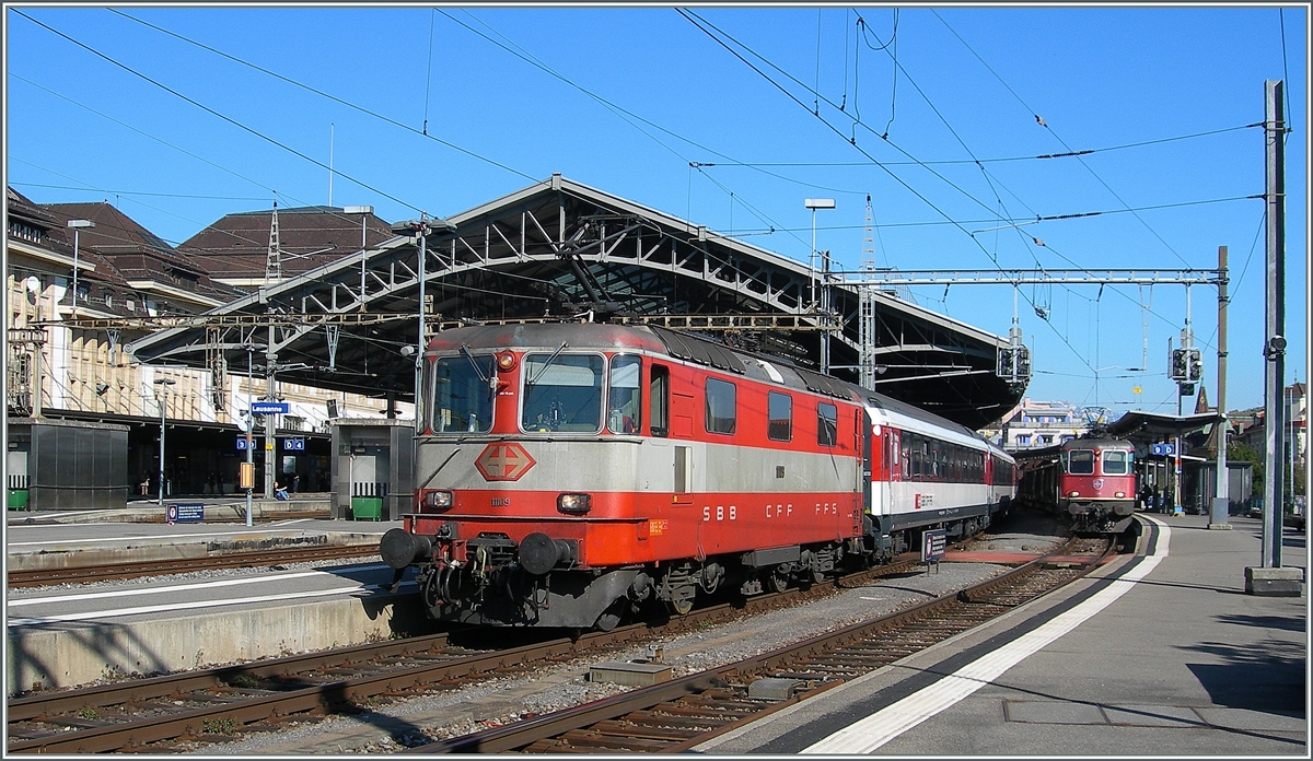 Der ehemals bunte IR 1537 ist zwischenzeitlich etwas farblos geworden, prunkte jedoch heut mir einem Juwel: der Swiss Express Re 4/4 II 11109, hier unmittelbar nach der Abfahrt in Lausanne zu sehen.
9. April 2015