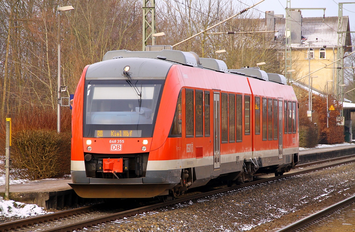 Der einzige Lint der 50er Reihe der bei der RBSH mit Namen rumfährt, 0648 355/855  Fehmarn  steht hier abfahrbereit im Bhf Jübek und fährt gleich weiter nach Kiel Hbf. 25.01.2014