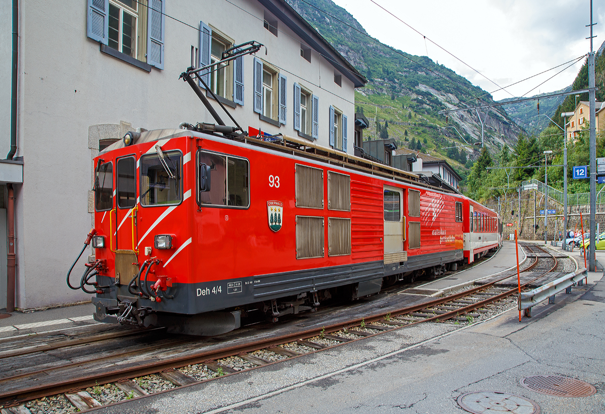 
Der Elektrische Zahnradgepcktriebwagen MGB Deh 4 /4 II - 93 „Oberwald“, ex FO Deh 4/4 II – 93, steht am 02.08.2019 mit ihrem Schllenenbahn Regionalzug nach Andermatt, im Bahnhof Gschenen zur Abfahrt bereit.

Der Gepcktriebwagen wurde 1979 von SLM (mechanischer Teil, Lokomotivkasten) und BBC (elektrische Ausrstung) gebaut
