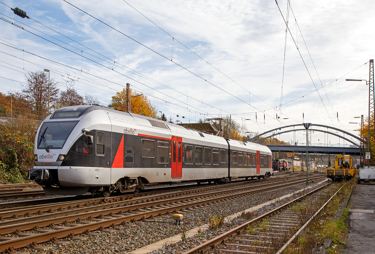 
Der ET 22 2101 (94 80 0426 100-4 D-ABRN / 94 80 0826 100-0 D-ABRN), ex ET 22 001, ein 2-teiliger Stadler Flirt der Abellio Rail NRW, rauscht am 08.11.2015 als RB 91  Ruhr-Sieg-Bahn  (Siegen - Hagen) durch Kreuztal, und erreicht bald den Bahnhof Kreuztal.