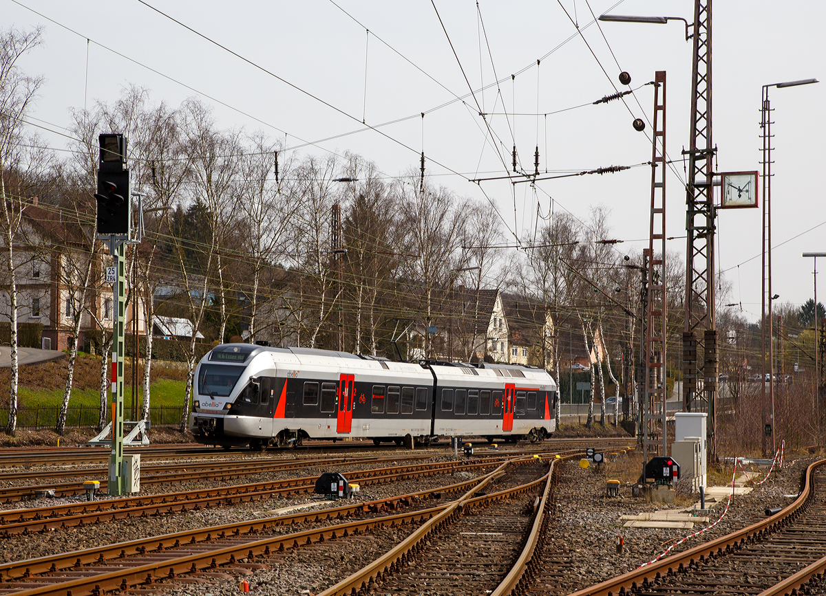 
Der ET 22 2102  Kreuztal  (94 80 0426 101-2 D-ABRN / 94 80 0826 101-8 D-ABRN), ex ET 22 002, ein 2-teiliger Stadler FLIRT der Abellio Rail NRW erreicht am 02.04.2016, als RE 16  Ruhr-Sieg-Express  (Siegen – Hagen – Essen), nun bald den Bahnhof Kreuztal.