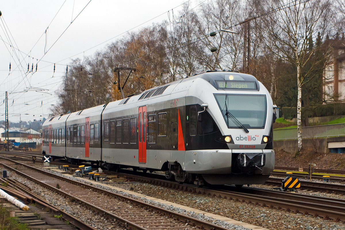 
Der ET 232108  Finnentrop  (94 80 0427 107-8 D-ABRN / 94 80 0827 107-4 D-ABRN / 94 80 0427 607-7 D-ABRN), ex ET 23008, ein 3-teiliger Stadler Flirt der Abellio Rail NRW GmbH fährt am 22.11.2014 als RE 16  Ruhr-Sieg-Express  (Essen - Hagen - Siegen) von Kreuztal weiter in Richtung Siegen. 

Diese Fahrzeuge hat die Abellio über die CBRail Ltd. geleast. 