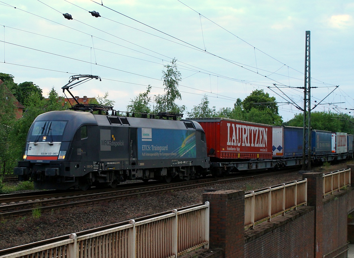 Der ETCS Trainguard unterwegs in Form der MRCE/TXL 182 567-8/ES64U2-067. Dank der Umleiter fahren die Lauritzen KLV Züge zu geänderten Zeiten und die EVU's schicken extra Loks zum abholen der Züge da diese im TXL Terminal in Padborg zusammengestellt werden und nichts mit den Bauarbeiten zu tun haben. Schleswig 14.07.2015