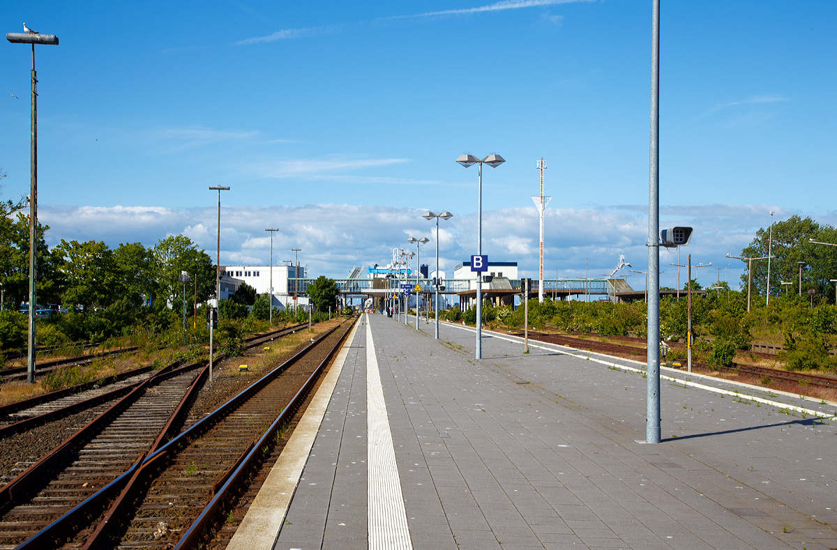 
Der Fährbahnhof Puttgarden am 15.06.2015, vom Bahnsteig in Richtung Fehmarnbeld gesehen.

Der Bahnhof Puttgarden ist ein Fährbahnhof im Verlauf der „Vogelfluglinie“, bzw. Ende der Eisenbahnstrecke Lübeck–Puttgarden (KBS 131) auf der Insel Fehmarn. Er dient vor allem den Bedürfnissen des internationalen Fernverkehrs, seit Wiedereinführung des Regionalverkehrs auf der Vogelfluglinie ist er allerdings auch wieder von regionaler Bedeutung für Fehmarn.

1961 wurde in Puttgarden ein großer Fährbahnhof gebaut und 1963 zusammen mit der Fehmarnsundbrücke in Betrieb genommen, da die provisorische Eisenbahnfähre Großenbrode–Gedser vom Bahnhof Großenbrode Kai nach Gedser eine zu geringe Kapazität hatte.

Der Bahnhof hatte von Beginn an eine große Bedeutung, da ein großer Teil des schienengebundenen Güter- und Personenverkehrs von und nach Skandinavien über Puttgarden verschifft wurde. Hiervon zeugen noch heute die ausgedehnten und seit Einstellung des Güterverkehrs über die Vogelfluglinie fast komplett brachliegenden Güter-Gleisanlagen. Bis zum Bau der Brücke über den Großen Belt in Dänemark im Jahre 1998, lief über Puttgarten ein sehr großer Teil des Güterverkehrs zwischen Deutschland und Skandinavien ab.

Nach dem Bau der Brücke über den Großen Belt in Dänemark fährt der Großteil der Züge aus wirtschaftlichen Gründen einen Umweg, um die langwierigen Zugtrennungen wegen der begrenzten Gleiskapazität auf den RoRo-Schiffen und die damit verbundenen Rangierarbeiten zu vermeiden. Dies betrifft vor allem den Güterverkehr zum Fährbahnhof Puttgarden, der zunächst teilweise und dann ganz eingestellt wurde. Zeitgleich zur Einstellung des Güterverkehrs wurde im Zeitraum von 1996 bis 1998 der Fährbahnhof durch die Reederei Scandlines grundlegend modernisiert.

Es ist eine feste Querung des Fehmarnbelts zwischen Dänemark und Deutschland geplant. Dann wird wohl der Fährbahnhof Puttgarden geschlossen. Ob ein Haltepunkt in Puttgarden bestehen bleibt, ist offen. Nur der Güterverkehr kommt dann auf die Vogelfluglinie zurück, man geht von 180 Güterzügen täglich aus. 