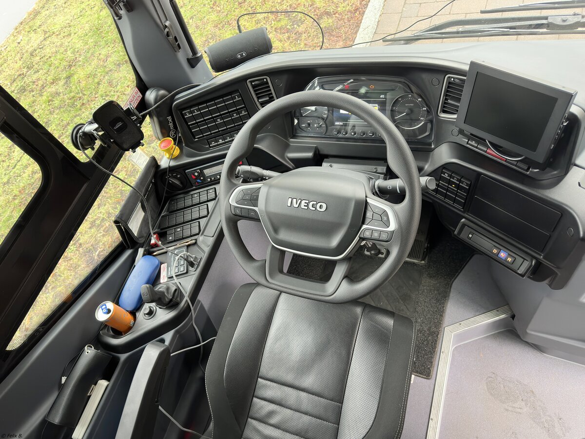 Der Fahrerarbeitsplatz eines Iveco Crossway der MVVG in Plau am See.