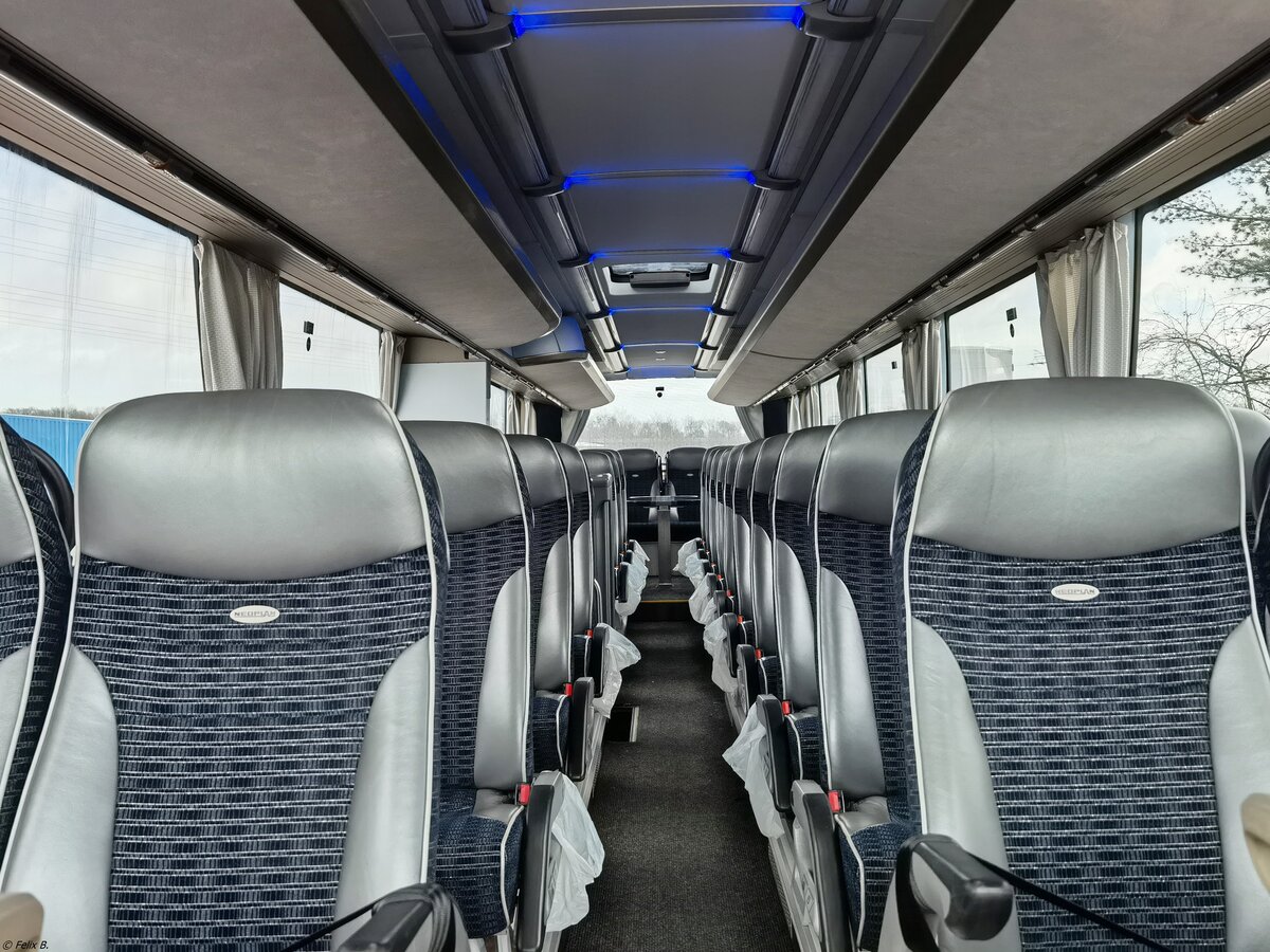 Der Fahrgastraum eines Neoplan Cityliner von Becker-Strelitz Reisen aus Deutschland in Neubrandenburg.