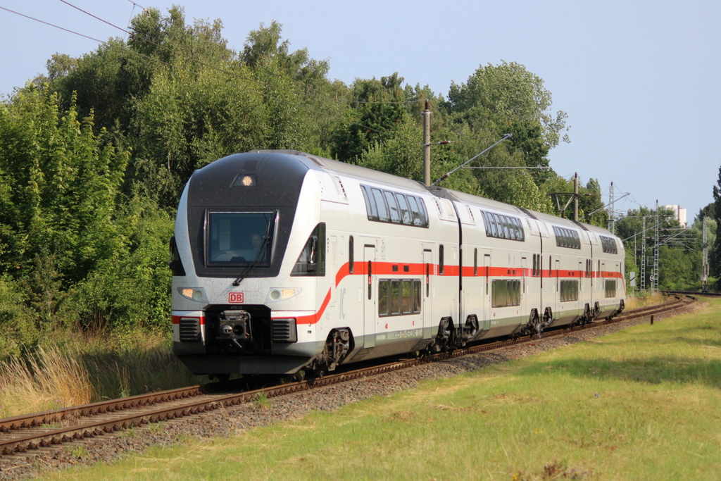 Der frisch umlackierte 4110 112 als IC 2177(Warnemünde-Dresden)bei der Durchfahrt in Rostock-Lichtenhagen.24.07.2021