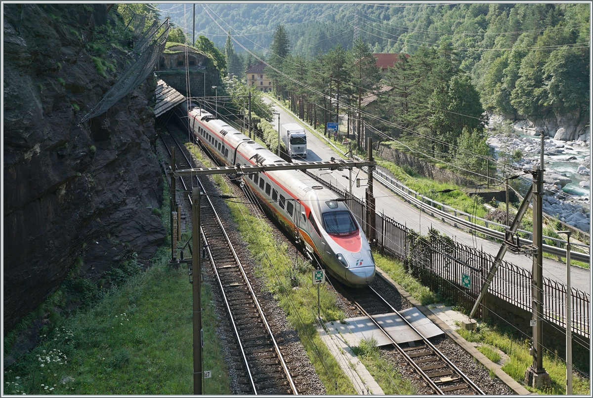 Der FS ETR 610 als EC 52 auf dem Weg von Milano nach Basel erreicht nun den 19803 Meter langen Simplontunnel. Der hintere Teil des Zuges befindet sich noch im 169 Meter langen Tunnel von Iselle. In diesem Tunnel befindet sich die Eigentumsgrenze zwischen der SBB und der FS. 144 Meter gehören der SBB. 
Mein Fotostandpunkt befindet sich auf einer kleinen Wiese auf dem Südportal des Simplontunnel, am Wanderweg von Iselle nach Traquera gelegen.

21. Juli 2021