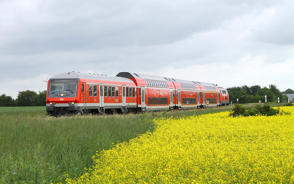 Der Gegenzug nach Husum kam 5 min später vorbei und wurde von 218 496-8 geschoben. Jübek/Kamper Weg 26.06.2013