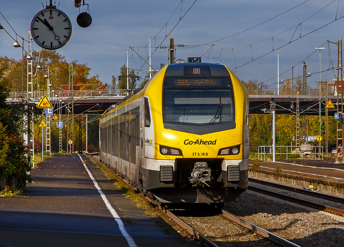 Der Go-Ahead ET 5.19 ein fünfteiliger Stadler FLIRT³ der Baureihe 1429 erreicht am 26.10.2021, als MEX 16 „Filstalbahn“ (ex RB 16) Ulm-Stuttgart, den Bahnhof Göppingen.

MEX steht für Metropolexpress durch ihn soll die Landeshauptstadt Stuttgart enger mit ihrer Region (Umland) zusammenwachsen. Entlang der Pendlerströme werden die regionalen Zentren Heilbronn, Murrhardt, Aalen, Geislingen und Göppingen, Tübingen, Horb und Pforzheim mit den MEX an die Landeshauptstadt Stuttgart angebunden. Nach dem Motto „erst einsammeln, dann express in die City“ fahren die MEX-Züge Montag bis Samstag im 30-Minuten Takt. Außerhalb der Stuttgarter S-Bahn halten die Züge an allen Stationen. Innerhalb der S-Bahn halten die MEX nur noch an wenigen Stellen, so kommen sie express voran.

Die Stadler FLIRT³:
Die Go-Ahead Baden-Württemberg GmbH beschafft im Auftrag des Landes Baden-Württemberg, der Bayerischen Eisenbahngesellschaft mbH (BEG) und der Schienenfahrzeuge Baden-Württemberg AöR (SFBW) für den Betrieb auf dem Teilnetz 1 der Stuttgarter Netze inkl. gezogener Optionen 55 elektrische Triebzüge vom Typ FLIRT³. Der Auftrag beinhaltet inkl. der gezogenen Optionen die Lieferung von 13 dreiteiligen und 19 fünfteiligen FLIRT für das Los 2 sowie 9 vierteilige und 14 sechsteilige FLIRT für das Los 3. Die elektrischen Fahrzeuge werden seit Juni 2019 auf den Strecken eingesetzt. Um den Anforderungen des Netzes zu entsprechen, wurden alle FLIRT gemäß TSI SRT und Brandschutzkategorie B ausgerüstet. Die Fahrzeuge des Loses 3 verfügen zudem über eine zusätzliche Zugsicherungseinrichtung (LZB) für den Verkehr auf Schnellfahrstrecken. Alle Fahrzeuge sind für den späteren Einbau des Zugsicherungssystems ETCS Level 2 vorbereitet. Die Fahrzeuge verfügen über eine hohe Antriebsleistung
und erreichen eine maximale Geschwindigkeit von 160 km/h. Der helle, freundliche Fahrgastbereich ist barrierefrei und bietet individuelle
Gestaltungsmöglichkeiten. Dazu zählen ein modernes, zeitgemäßes Fahrgastinformationssystem sowie die Ausstattung
mit Passenger-WLAN. Gebaut wurden die Triebzüge von Stadler Pankow in Berlin.

Technische Merkmale:
• Automatische Kupplung  (Scharfenberg)
• Wagenkasten in Leichtbauweise aus Aluminium
• Redundante Antriebsausrüstung bestehend aus 2 Antriebssträngen mit je einem Transformator, IGBT Stromrichter und  2 Asynchronfahrmotoren
• Luftgefederte Trieb- und Laufdrehgestelle
• Vielfachsteuerung bis zu 3 Fahrzeugen
• Große Anzahl an Fahrradstellplätzen
• Helle, freundliche Fahrgasträume
• Klimatisierter Fahrgastraum und Fahrerraum
• Stufenlose Durchgängigkeit des Passagierraumes
• Großzügig gestaltete Multifunktionsabteile an allen Einstiegsbereichen
• Ein Türpaar pro Wagen, also 3 bzw. 5 Türen pro Seite
• Schiebetritte und Spaltüberbrückungen an allen Türen
• Ein Universal-WC gemäß TSI PRM im dreiteiligen FLIRT bzw.  im fünfteiligen FLIRT zwei geschlossene WC-Systeme, davon ein Universal-WC und ein Standard-WC nach TSI PR

TECHNISCHE DATEN fünfteiliger FLIRT³ (BR 1429):
Anzahl Fahrzeuge: 19
Kunde: Schienenfahrzeuge Baden-Württemberg AöR (SFBW)
Betreiber: Go-Ahead Baden-Württemberg GmbH
Spurweite: 1.435 mm (Normalspur)
Achsanordnung: Bo’+2’+2’+2’+2’+Bo’
Länge über Kupplung: 90.790 mm
Drehzapfenanstände: 16.000 mm
Fahrzeugbreite: 2.880 mm
Fahrzeughöhe: 4.120 mm
Fußbodenhöhe Niederflur: 600 mm
Fußbodenhöhe Hochflur: 1.145 mm
Einstiegsbreite: 1.300 mm je Tür
Einstiegshöhe: 600 mm
Längsdruckkraft:1.500 kN
Sitzplätze: 272 (1. Klasse 9 / 2. Klasse 263, davon 65 Klappsitze)
Stehplätze (4 Pers./m²): 388
Fahrradstellplätze: 42 (dann keine Klappsitze verfügbar)
Eigengewicht: 146 t
Achsabstand im Drehgestell: 2.700 mm
Antrieb (max. Leistung): 4 x 750 kW = 3.000 kW
Höchstgeschwindigkeit: 160 km/h
mittlere Anfahrbeschleunigung bis 50 km/h: 1,0 m/s²
Kupplung: Scharfenbergkupplung (Schaku) Typ 10

Quellen Fahrzeug: Stadler Rail