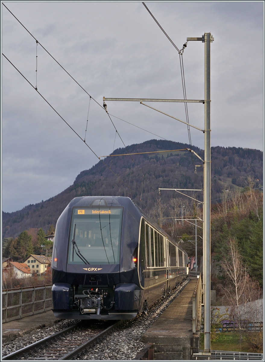Der GoldenPass Express GPX 4068 auf den Weg nach Interlaken Ost bei Châtelard VD.
Die eigentliche  GoldenPass  Destination wäre eigentlich Luzern. Und allem Zweifel zum trotz könnte der GPX mit technisch machbaren  Modifikationen  bis nach Luzern verkehren, doch zur Zeit ist dies kein vorrangiges Ziel der MOB, insbesondere auch, da kaum jemand die gesamte  Strecke fahren würde.  

26. Dezember 2022