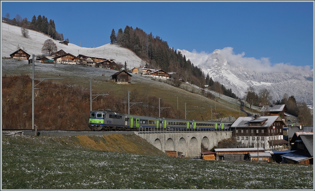Der Grund meines Kommens nach Garstatt war, wie bei den vorherigen Besuchen auch, der BLS RE mit Re 4/4 II und EW III; und ich hatte Glück, das keine Ersatzkomposition eingesetzt wurde und so konnte ich die BLS Re 4/4 II 501 mit ihrem EW III RE 4065 auf dem Weg nach Zweisimmen bei einen nun angenehmen Sonnenlicht fotografieren. 

3. Dezember 2020