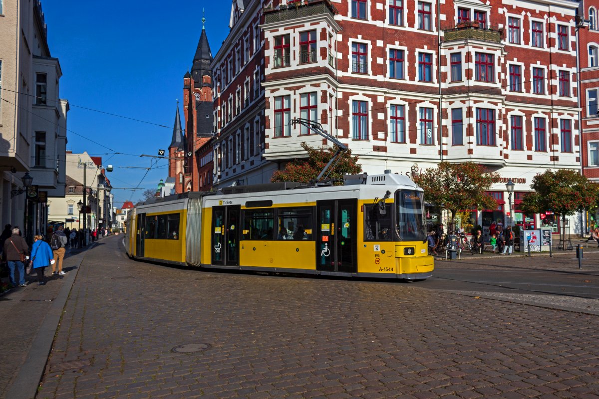 Der GTU 1544 rollt am 30.10.2021 durch die Kpenicker Altstadt und wird gleich in Richtung Adlershof abbiegen.