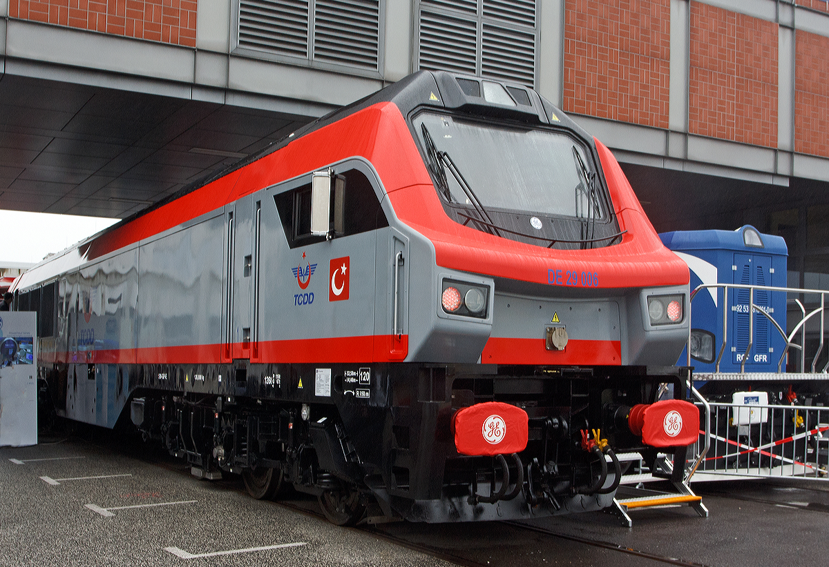 
Der Hersteller GE Transportation (General Electric Transportation) präsentierte auf der InnoTrans 2014 in Berlin (26.09.2014) die diesel-elektrische GE PowerHaul PH37ACi Lokomotive für den europäischen Kontinent (ähnlich der britischen Class 70). Die ausgestellte Lokomotive war in TCDD (Türkiye Cumhuriyeti Devlet Demiryolları = Türkische Staatsbahn) Lackierung mit der fiktiven Nummer DE 29006, die türkische Baureihenbezeichnung wäre DE 36000.

Obwohl sie aussieht wie eine Lok für die TCDD, wird sie als solche nicht geliefert. Technisch wird die Lok für den Betrieb in Westeuropa konfiguriert. Die Lok wurde im Mai 2013, in Lizenz von GE, von TÜLOMSAŞ (Türkiye Lokomotif ve Motor Sanayii A.Ş.) in Eskişehir (Türkei) unter der Fabriknummer TLMGE 003 gebaut (derzeitiger Eigentümer ist GE Transportation, Erie in USA). TÜLOMSAŞ ist eine Tochtergesellschaft der türkischen Staatsbahn, diese soll auch die Lizenzbauten für den europäischen Kontinent, sowie Afrika und den Mittleren Osten, fertigen. Im Sommer 2013 war die Lok bereits  auf Testfahrten in Schweden. 

Derzeit sind die Typgenehmigung für die PH37ACai in den westeuropäischen Ländern noch nicht erteilt worden. Allerdings sind die Zulassung für die Niederlande, Belgien, Luxemburg und Deutschland beantragt wurde und ist in vollem Gange. In den BeNeLux-Staaten sind dynamischen Prüfungen durchgeführt und Bauartzulassung wird voraussichtlich in Kürze erteilt. Auch in Deutschland rechnet GE Transportation mit einem erfolgreichen Zulassungsprozess. Seit Dezember 2013 warten bereits die ersten Kunden auf die Zulassungen, so auch für die gebauten HHPI Lokomotiven 29.008 und 29.009, um sie in den Niederlanden und Deutschland nutzen zu können.

Technische Daten:
Spurweite: 1.435 mm
Achsanordnung: 	Co'Co'
Länge über Puffer: 21.700 mm
Höhe: 4.300 mm
Breite: 2.900 mm
Eigengewicht: 120.000 kg
Dienstgewicht: 127.650 kg
Höchstgeschwindigkeit: 120 km/h (optional bis 160 km/h)
Anfahrzugkraft: 600 kN
Dauerzugkraft: 427 kN
Maximale Bremsleistung: 290 kN
Dieselmotor: V-16-Zylinder-Dieselmotor vom Typ GE PowerHaul P616
Leistung: 2.750 kW (3700PS) bei 1.500 U/min
Hubraum: 99,84 l
Motorgewicht: 13.100 kg
Anzahl der elektr. (AC) Fahrantriebe: 6 
Kraftstofftank: 8.700 l (Diesel)
