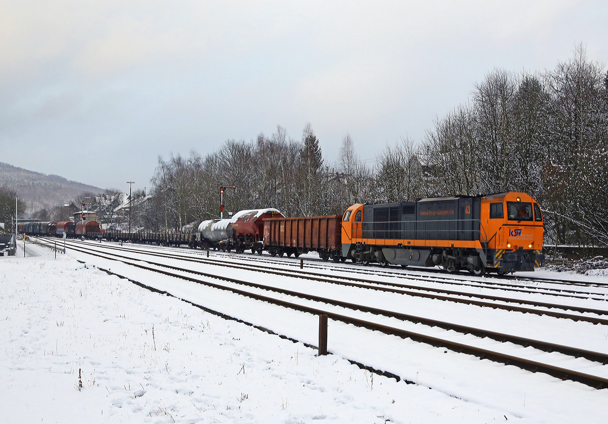 
Der heutige bergabezug war recht lang...
So fhrt die Lok 43 (92 80 1273 018-2 D-KSW) der KSW (Kreisbahn Siegen-Wittgenstein) eine MaK G 2000 BB mit ihrem bergabezug am 03.02.2014 von Herdorf los. Hier passiert der Zug gerade den  Bahnhofsbereich ber Gleis 4. 
Diese bergabegterzge werden tglich an Werktagen via Betzdorf/Sieg und Siegen nach Kreuztal gebracht.
