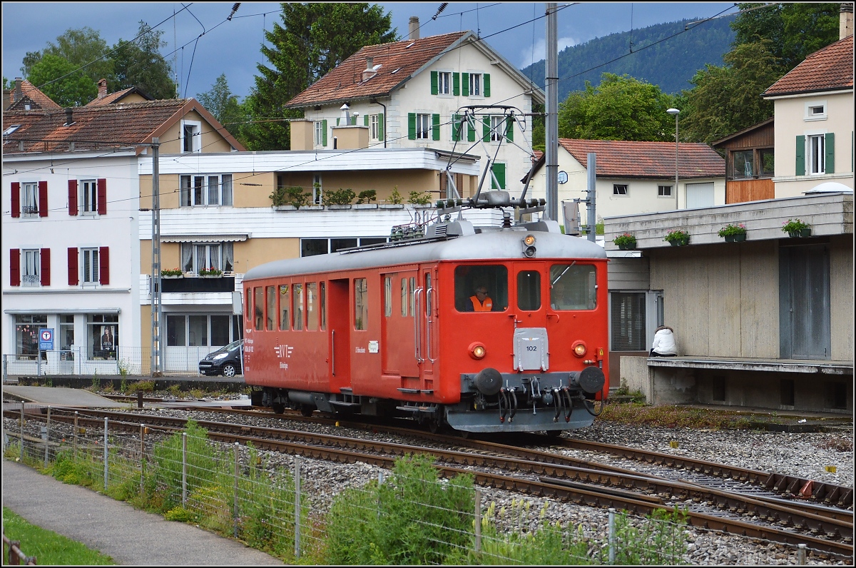 Der Historischer Triebwagen ABDe 2/4 102 der Compagnie du Chemin de fer Régional du Val-de-Travers fährt heute unter RVT-Historique. Baujahr war 1945, bis 2006 war der Triebwagen im fast unveränderten Origialzustand im Regelbetrieb. Couvet, Juni 2016.