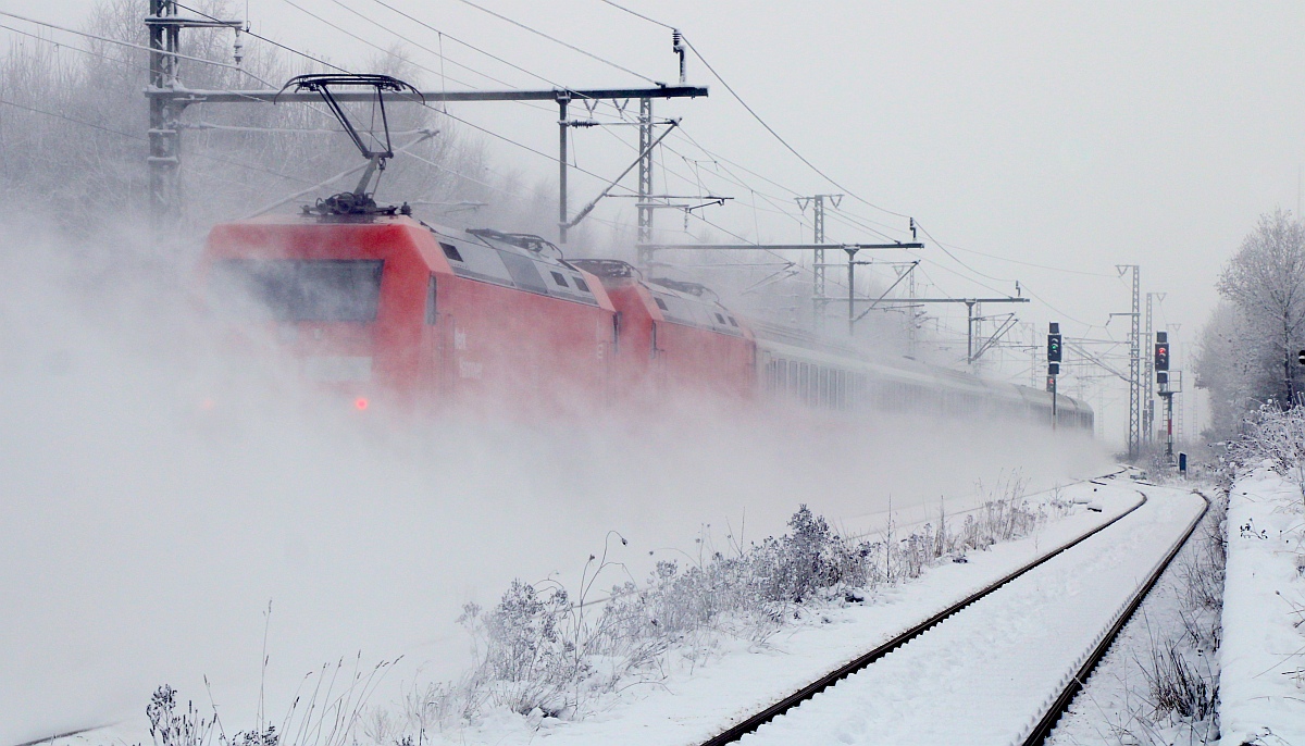 Der IC 2070 aus Berlin geschoben von einer 101 die ausser Betrieb ist und der 101 008 mit der  Werk Hannover  Beklebung. Jübek 17.12.2022