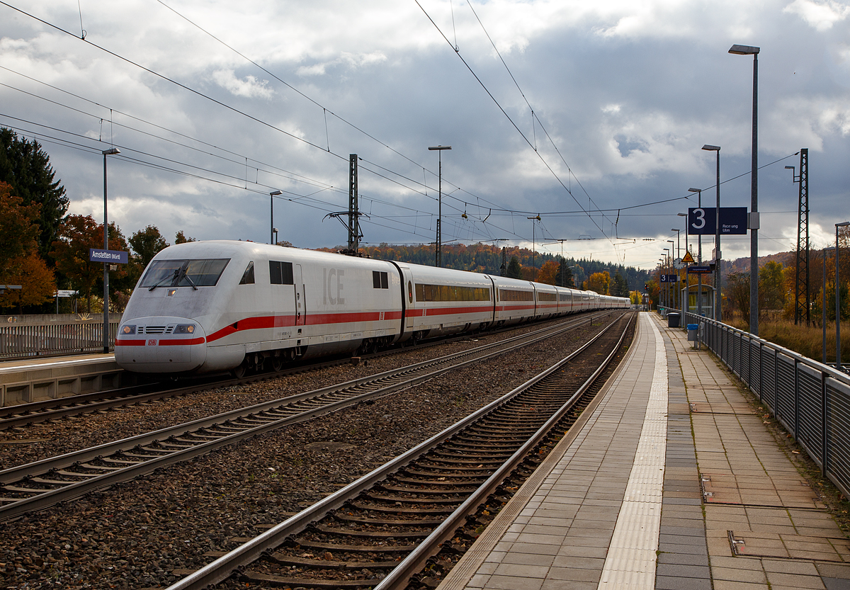 Der ICE 1 – Tz 163, geführt von dem Triebkopf 401 063-3 und am Zugschluss 401 563, fährt am 26.10.2021 durch den Bahnhof Amstetten (Württ) in Richtung Stuttgart. Gleich geht es die berühmte Geislinger Steige hinab.

Die ICE 1 sind die ersten in Serie gefertigten Hochgeschwindigkeitszüge in Deutschland und die erste von inzwischen sechs Bauarten von Intercity-Express-Triebzügen. Die seit 1991 im Fahrgastbetrieb mit bis zu 280 km/h eingesetzten Triebzüge werden planmäßig aus zwei Triebköpfen (Baureihe 401) und bis zu 14 Mittelwagen der Baureihen 801 bis 804 gebildet. Vereinzelt werden sie mit Triebköpfen des ICE 2 (Baureihe 402) kombiniert.

Das äußere Design der Züge ähnelt auf den ersten Blick stark dem der ICE 2. Leicht von anderen ICE-Baureihen zu unterscheiden sind die ICE-1-Triebzüge unter anderem durch den Buckel des Speisewagens, sein Dach ragt 45 cm über die weiteren Wagen hinaus.