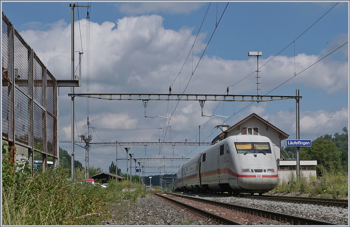 Der ICE 278 von Interlaken Ost nach Berlin Ostbahnhof bei der Durchfahrt des Bahhofs von Läufelfingen. Sommerfahrplan 2018 / Baubedingter Einspurbetreib Tecknau - Gelterkinden.
11. Juni 2018