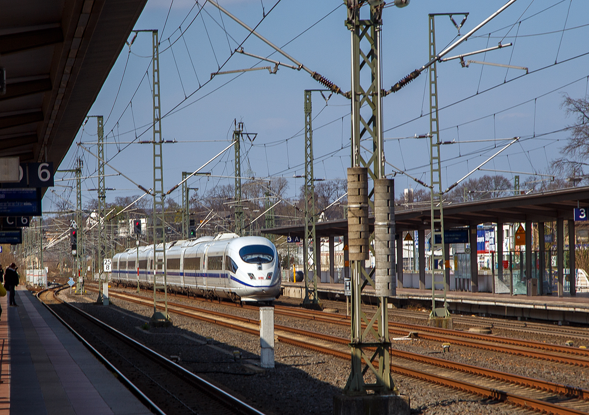 Der ICE 3 M – Triebzug 4601 – DB 406 501-7 / 406 001-8 „Europa/Europe“ mit Blauen Streifen der DB Fernverkehr AG rauscht am 25.03.2022 durch den Bahnhof Siegburg/Bonn in Richtung Köln.

Der Triebzug wurde 2001 gebaut, er besteht auch acht Wagen, im Einzelnen aus dem:
Endwagen 8 UIC-Nr. 406 501-7
Trafowagen 7 UIC-Nr. 406 601-5
Stromrichterwagen 6 UIC-Nr. 406 701-3
Mittelwagen 5 UIC-Nr. 406 801-1
Mittelwagen 4 UIC-Nr. 406 301-2
Stromrichterwagen 3 UIC-Nr 406 201-4
Trafowagen 2 UIC-Nr. 406 101-6
Endwagen 1 UIC-Nr. 406 001-8

Der Triebzug hat die Zulassungen für Deutschland, Belgien (ETCS) und die Niederlande. Der ICE 3M ist eine Triebwagenzug und nicht wie ICE 1 und 2 mit Triebkopfkonzept. Gegenüber den äußerlich gleichen ICE 3 (BR 403) sind sie mehrsystemfähig (15 kV 16,7 Hz~ / 25 kV 50 Hz~ / 1,5 kV = / 3 kV =). In Deutschland fahren sie planmäßig bis zu 300 km/h (technisch möglich und zugelassen 330 km/h). Unter Gleichstrom (wie in Belgien 220 km/h).