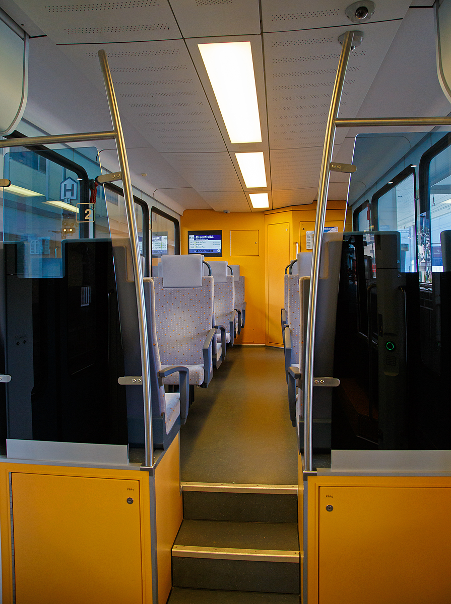 Der Innenraum / Interieur des Stadler Niederflur-Gelenksteuerwagen MGB ABt 2131, hier am 07.09.2021 im Bahnhof Disentis/Mustr. Diese Wagen sind passende Gelenksteuerwagen zu den Stadler Niederflur-Panoramatriebzgen „KOMET“ MGB ABDeh 4/8 bzw. ABDeh 4/10.