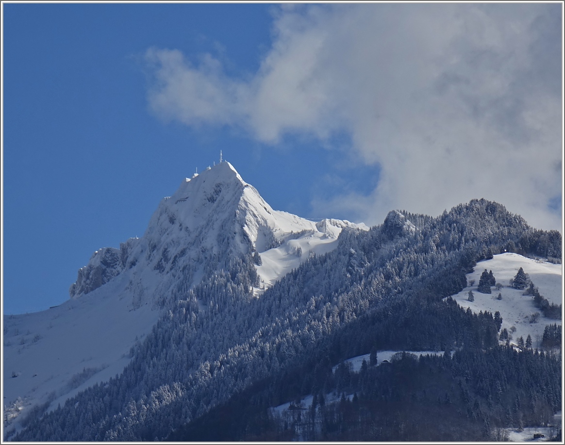 Der Kälteeinbruch am Wochenende hinterliess Spuren, wie man am tiefverschneiten Rochers-de-Naye sehen kann.
(07.03.2016)