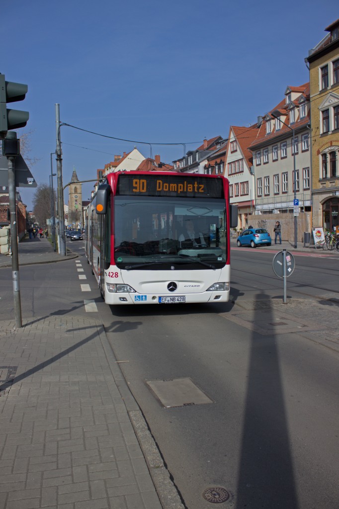 Der kam mir schneller als erwartet entgegen: Citaro Facelift 425, der auf der Regionallinie 90 unterwegs war. Andererseits verständlich: Der Fahrer hatte nach dem Halt am Domplatz Pause.