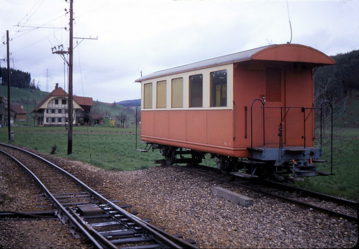 Der kleine Wagen B 16 der Oberaargau-Jura-Bahn (OJB) an der heute stillgelegten Endstation Melchnau, 26.April 1970. 