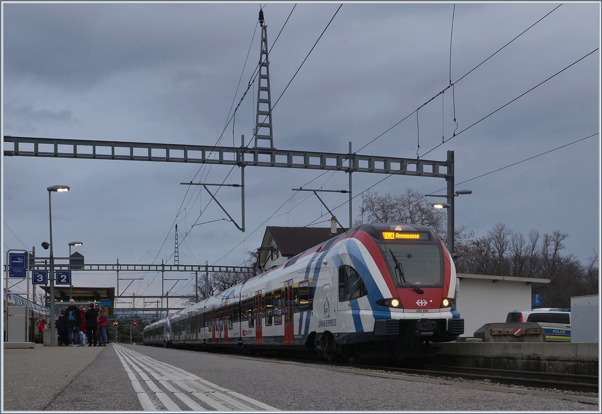 Der LÉMAN EXPRESS am Start: in Coppet wartet bei späten Anbruch des Wintertages der SBB LEX RABe 522 230 und ein weiterer als SL4 auf die Abfahrt nach Annemasse. 


15. Dez. 2019