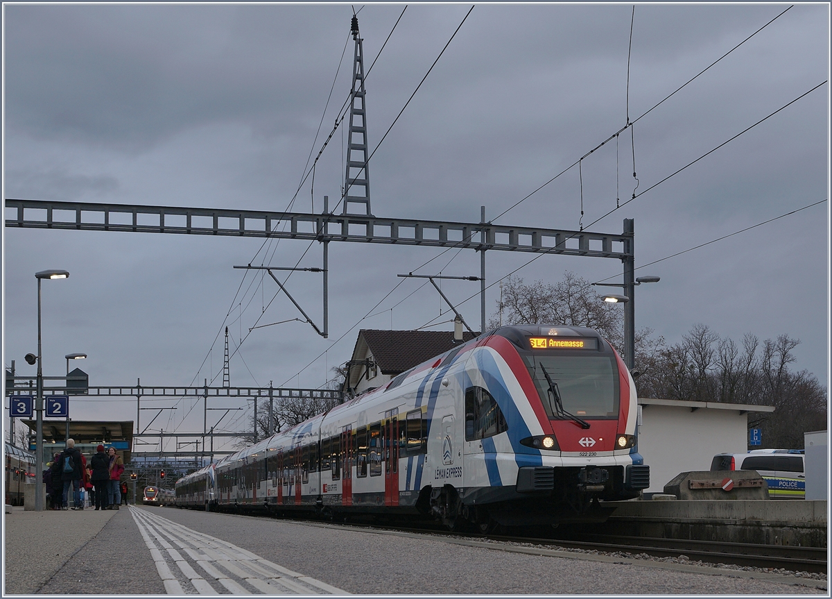 Der LÉMAN EXPRESS am Start: in Coppet wartet bei späten Anbruch des Wintertages der SBB LEX RABe 522 230 und ein weiterer als SL4 auf die Abfahrt nach Annemasse.

15. Dez. 2019