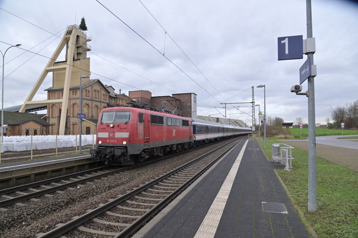 Der letzte Mittagsersatzzug der Linie RE8 der vor dem Fahrplanwechsel Morgen gen Stuttgart Hbf fuhr.  111 200-5 ist im Auftrag der TRI für GoAhead BW  unterwegs und ist hier vorm Salzschacht König Wilhelm 2 in Kochendorf zusehen.  9.12.23