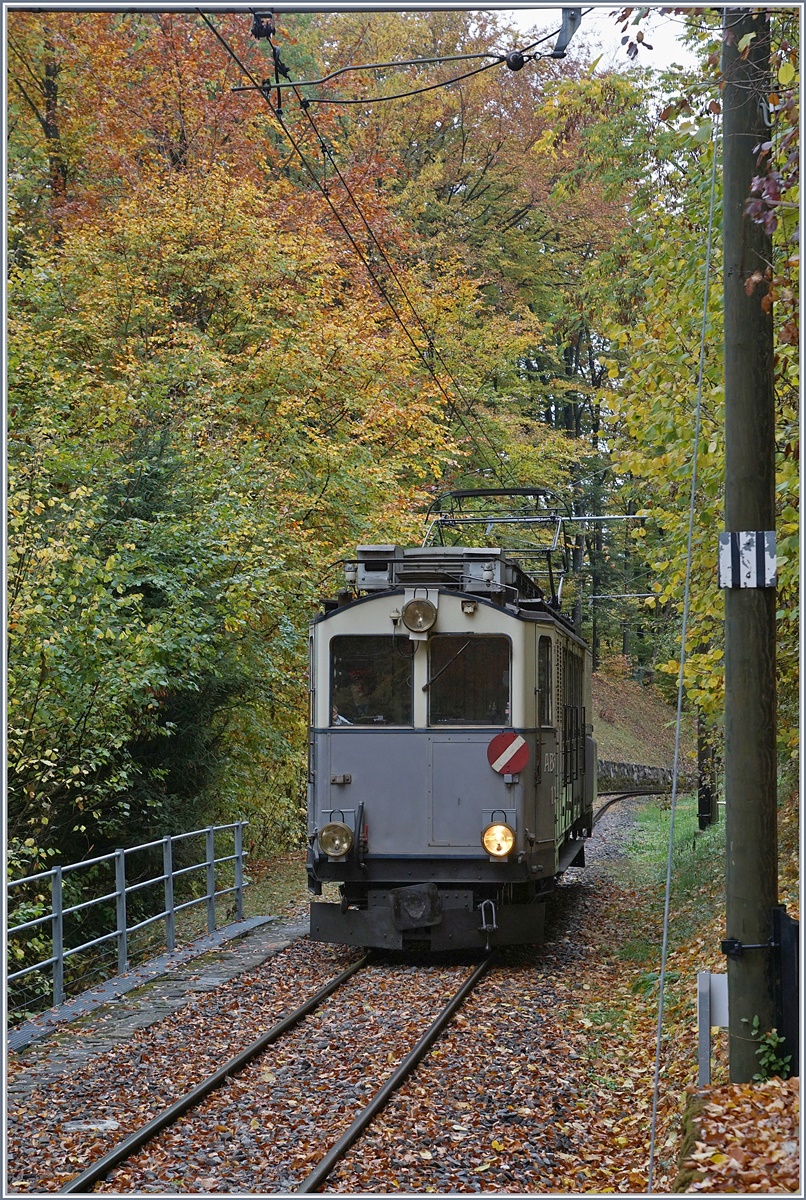 Der Leuk - Leukerbad Bahn (LLB) ABFe 2/4 N° 10 hat die Brücke verlassen und die auf 10 km/h beschränket Geschwindigkeit auf der lädierten Brücke ist nun wieder aufgehoben (Signaltafel am Mast am rechten Bildrand).  

28. Okt. 2018