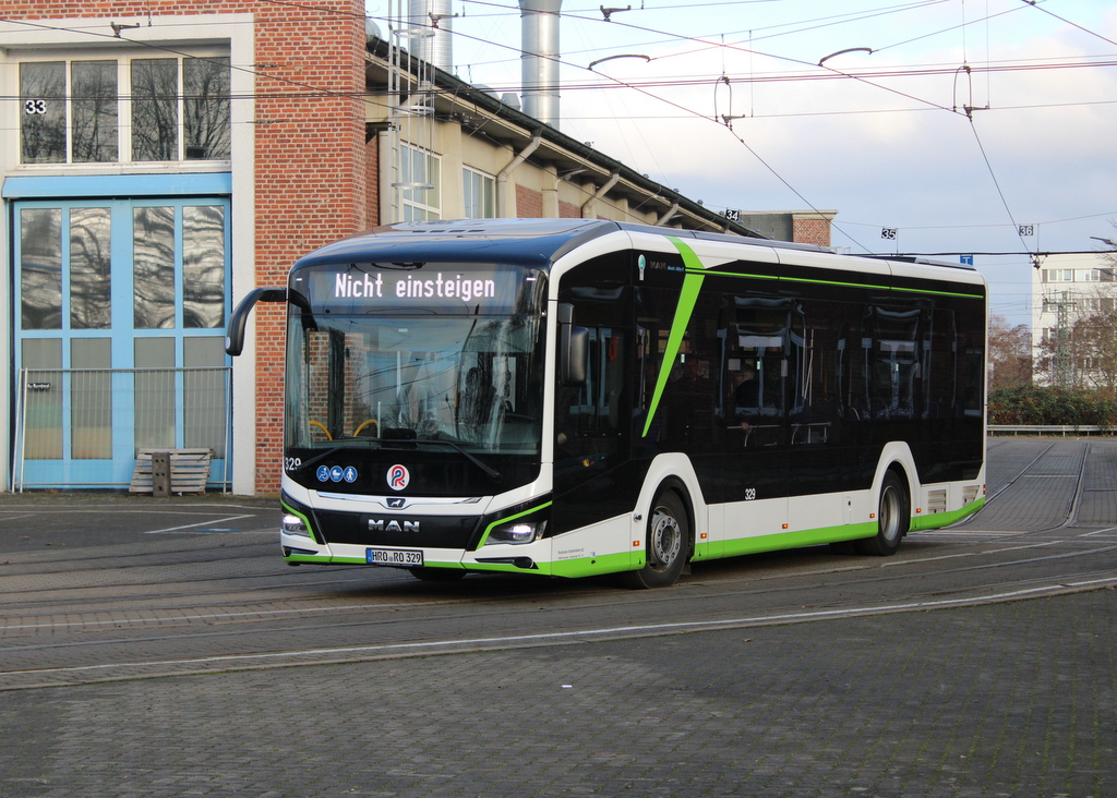 Der MAN Lion´s E am 13.12.2024 auf dem Betriebshof der Rostocker Stra�enbahn AG.