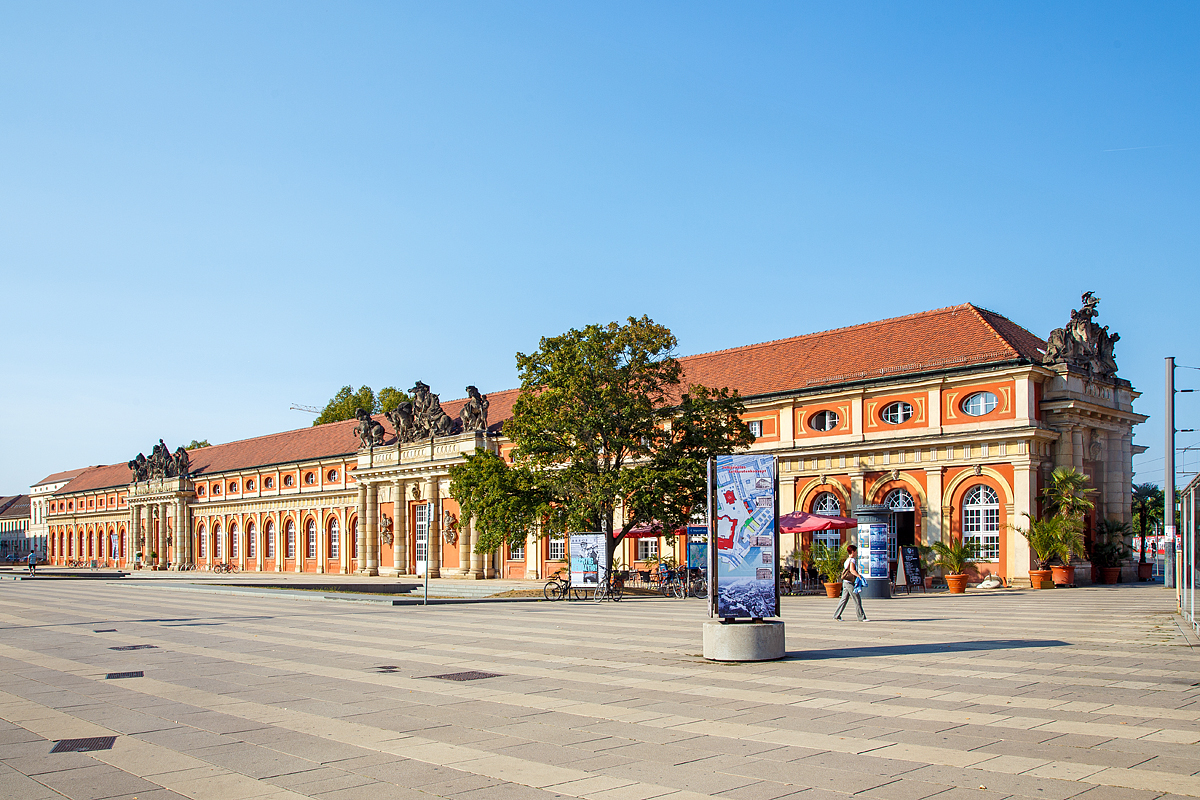 
Der Marstall des Potsdamer Stadtschlosses, welches das Filmmuseum Potsdam beherbergt, am 19.09.2018.

Der Marstall des Potsdamer Stadtschlosses ist ein langgestrecktes Gebäude zwischen der Schloss- und der Breiten Straße in Potsdam und ist das älteste erhaltene Bauwerk der Stadt. Er wurde im Jahr 1685 im Auftrag des Großen Kurfürsten als Orangerie zum Stadtschloss erbaut. 

Als König Friedrich Wilhelm I. (der Soldatenkönig) den westlichen Teil des Lustgartens zu einem Exerzierplatz umwandelte, wurde die Orangerie 1714 zum Marstall für die königlichen Reitpferde umfunktioniert und die Orangenbäume in ein Glashaus im Marlygarten gebracht.

Seine heutige Gestalt erhielt der Marstall im Jahre 1746 auf Geheiß Friedrichs des Großen.1922 wurde der vom Hof nun nicht mehr genutzte Marstall in das Garnisonmuseum umgewandelt. Im Zweiten Weltkrieg wurde der Marstall am Dach und dem Figurenschmuck schwer beschädigt, konnte aber in den 1960er Jahren durch das Vorhaben, dort ein Filmmuseum einzurichten, vor dem endgültigen Abriss bewahrt werden. Nach der schrittweisen Rekonstruktion zwischen 1977 und 1980 konnte 1981 schließlich das Filmmuseum Potsdam im Marstall eröffnet werden.