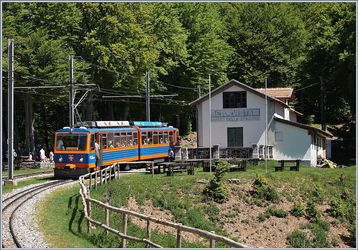 Der MG Bhe 4/8  Mendriso  beim Halt in Bella Vista.
21. Mai 2017