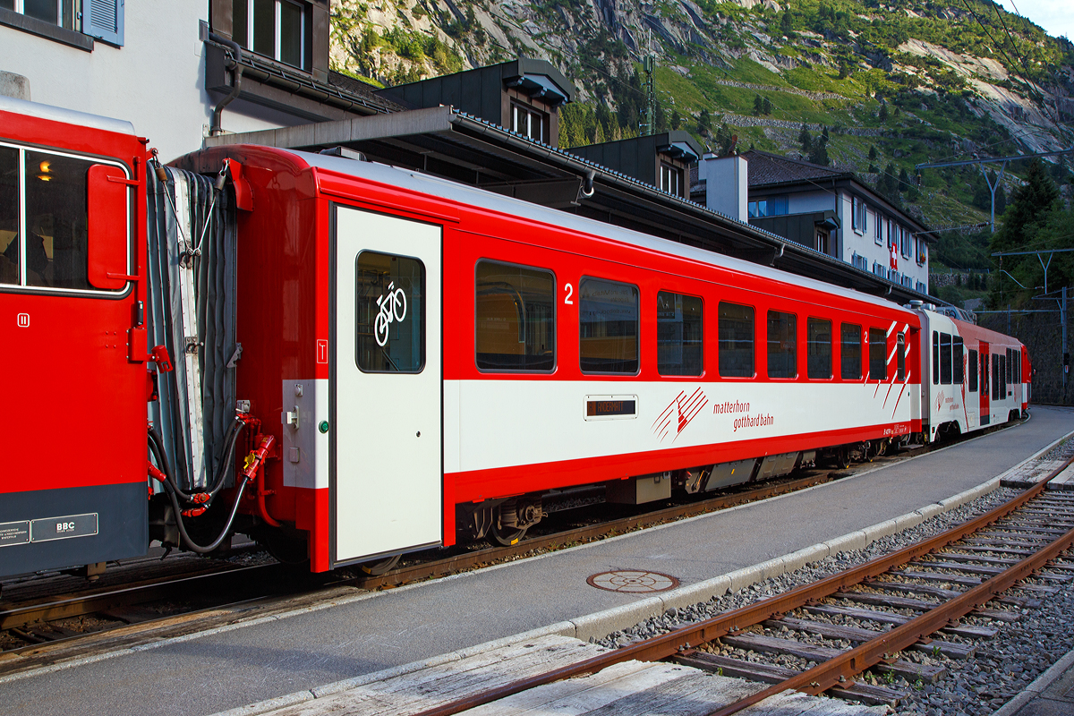 Der MGB 2. Klasse Wagen B 4274 am 01.08.2019 im Bahnhof Gschenen im Zugverband.

Der Wagen wurde 1980 von SIG gebaut.

Technische Daten:
Spurweite: 1.000 mm
Lnge ber Puffer 16.910 mm
Drehgestelle: SIG-S
Eigengewicht: 15,7 t
Sitzpltze: 48 in der 2. Klasse (30 Stehpltze)
Zul. Hchstgeschwindigkeit: 90 km/h
Zugelassen fr Netz der: MGB und RhB
