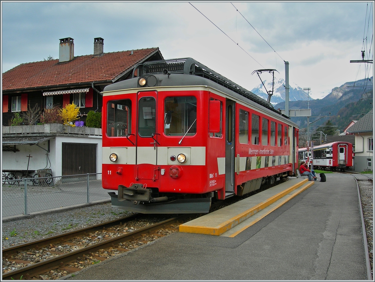 Der MIB BDe 4/4 11 wartet im MIB Bahnhof von Meiringen auf die Abfahrt nach Innertkirchen. 
Seit dem Fahrplanwechsel im Dezember 2010 wird der MIB Bahnhof nicht mehr genutzt, da die Züge gut dreihundert Meter weiter fahren und somit direkt im Brünigbahn Bahnhof Meiringen ankommen, bzw. abfahren.

23. April 2006