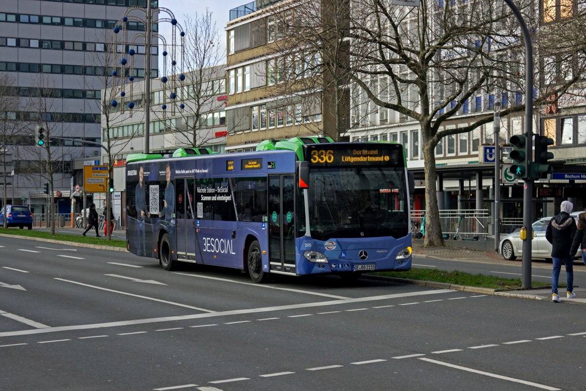 Der mit Werbung fr einen lokalen Online-Werbe-Dienstleister versehene Wagen 2115 ist am 27.12.22 auf der Linie 336 von Bochum nach Dortmund unterwegs.