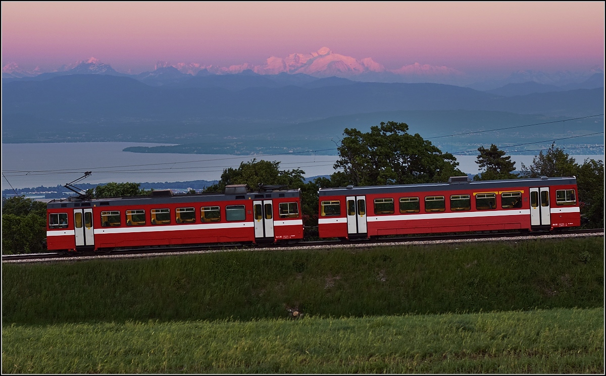 Der mittlerweile 32-jhrige Be 4/4 205 fhrt mit Beiwagen von Arzier nach Bassins whrend der Mont Blanc im Hintergrund in den wunderbarsten Abendfarben leuchtet. Leider hatte der Zug 7 Minuten Versptung und der Zauber des Mont Blanc war schon halb vergangen. Eine sehr imposante Strecke von Nyon nach St. Cergue/La Cure, die einst sogar auf franzsischer Seite bis ins Bienntal weiterfhrte. Heute ist ebenso wie in St. Gingolph der letzte Mast auf der Grenze. Arzier, Mai 2017.