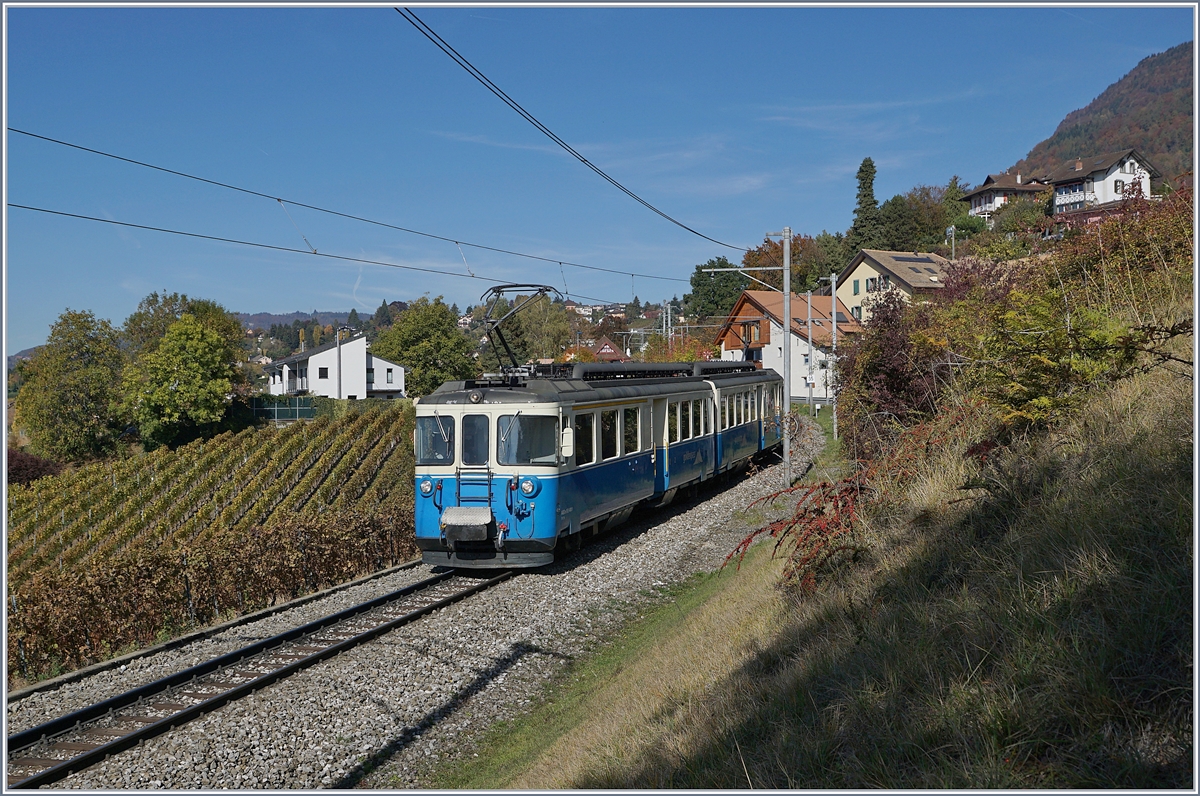 Der MOB ABDe 8/8 4001 SUISSE als Regionalzug Chernex - Montreux kurz nach Planchamp.

25. Okt. 2018