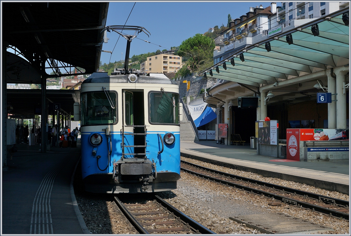 Der MOB ABDe 8/8 4002  VAUD  wartet mit seinem Regionalzug 2224 in Montreux auf Fahrgäste und die Abfahrt nach Zweisimmen. 
21. August 2018