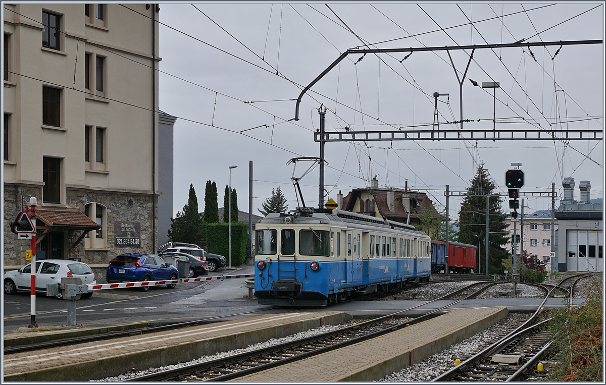 Der MOB ABDe 8/8 4002  VAUD  kehrt nach seiner Ankunft in Chernex als Regionalzug 2332 kurz darauf als Leermaterialzug nach Montreux zurück. 

4. Okt. 2019