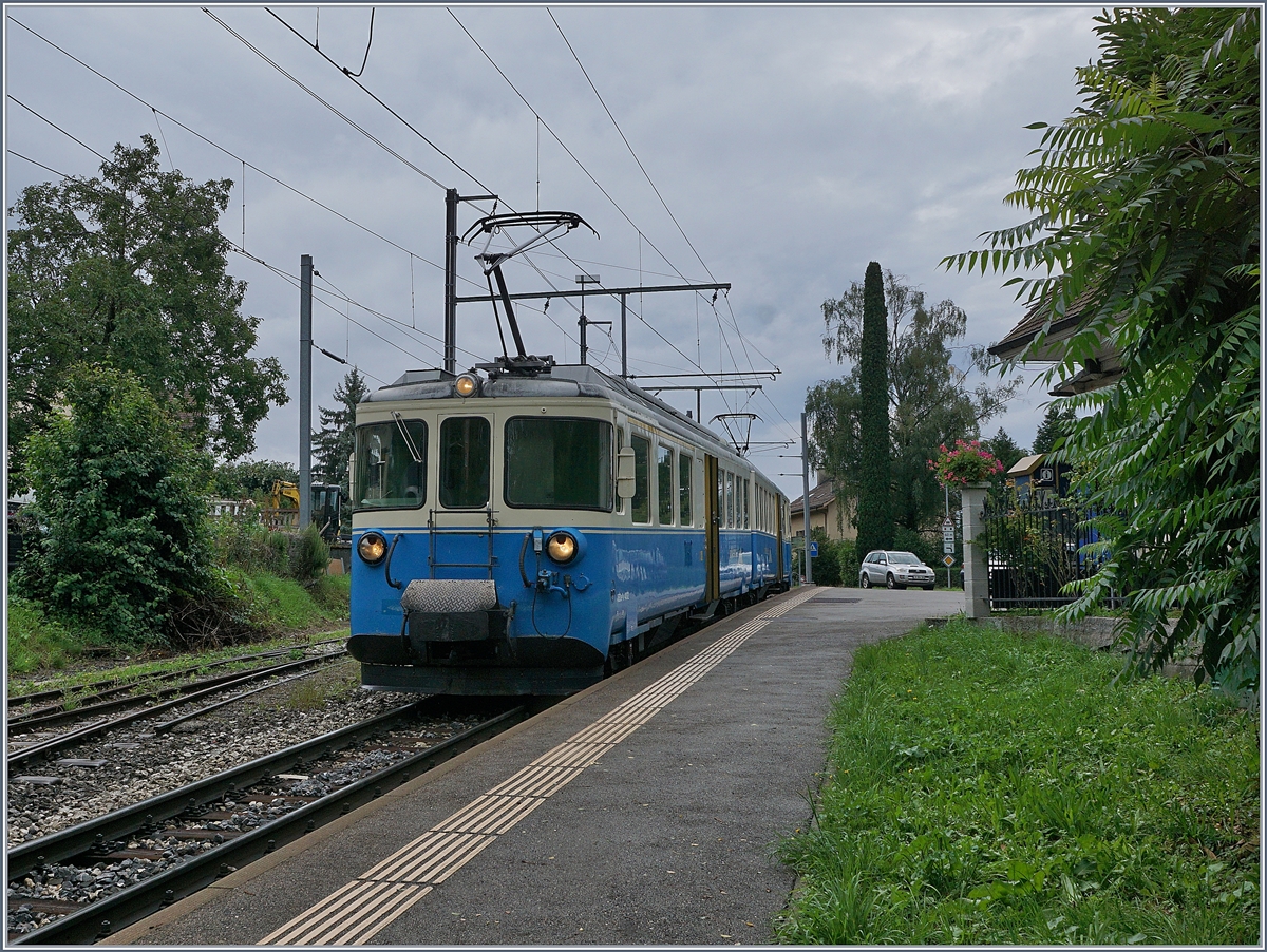 Der MOB ABDe 8/8 4002 VAUD als Regionalzug 2331 in Fontanivent. Der schlechte Zustand des Triebwagens, zeigt sich schon daran, dass am Führerstand am rechten Fenster (in Blickrichtung) der Scheibenwischer fehlt.  

19. Aug. 2019